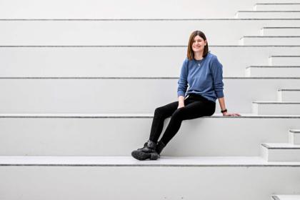 El-installør Caroline El-installør Caroline sidder på en trappe